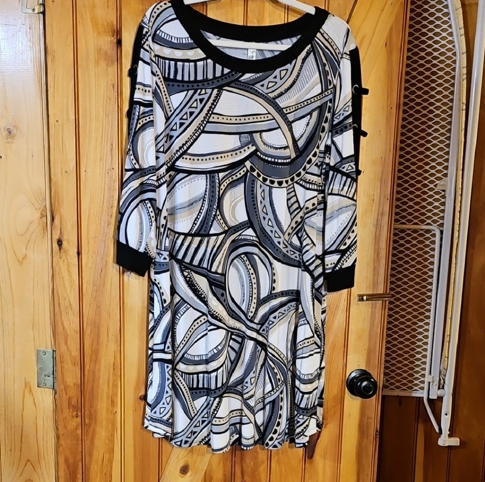 Perseption Black and White Abstract Long Sleeve Dress